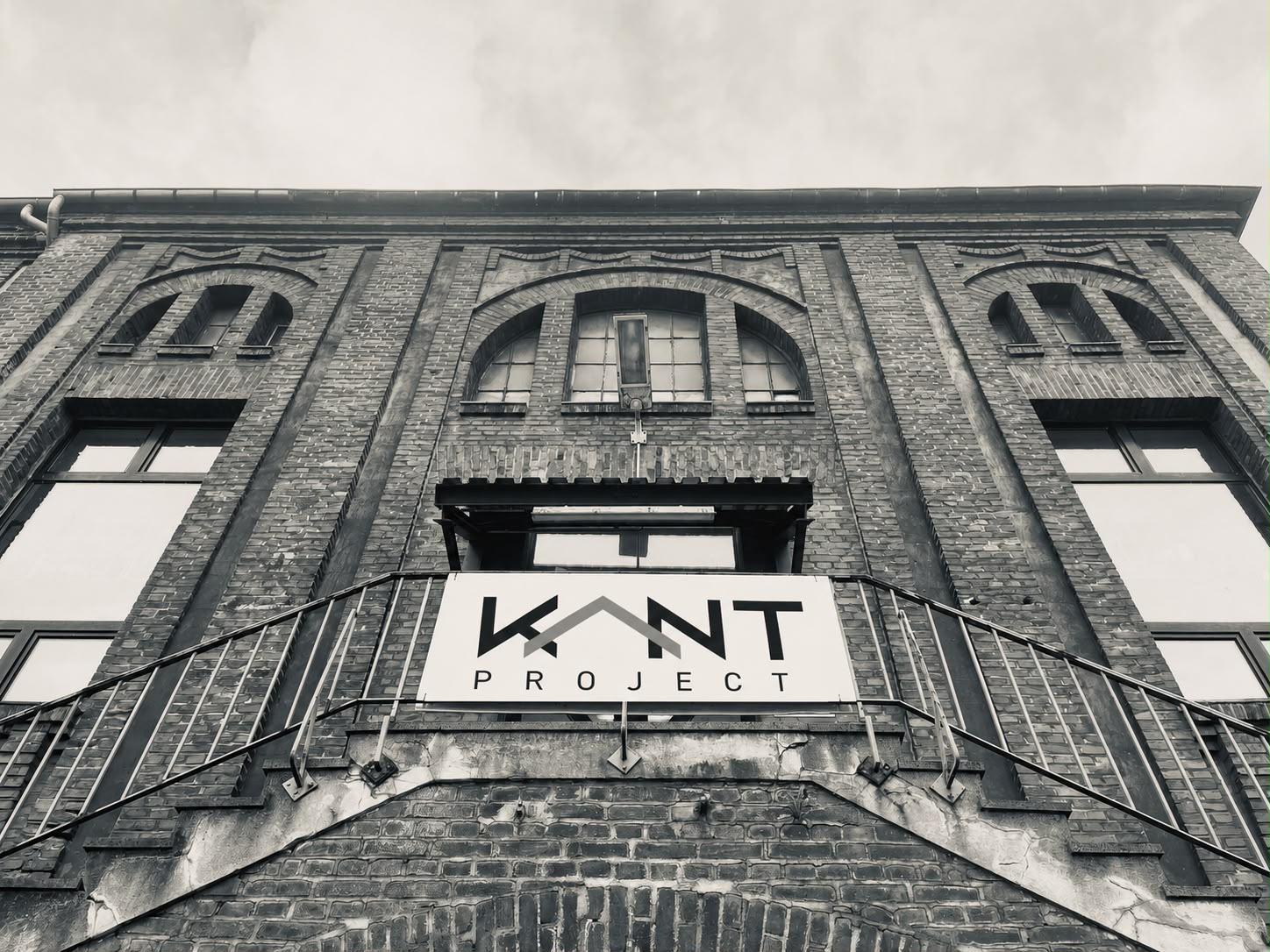 Kant project GmbH — Gebäude Friedrich-Heinrich-Allee 55a, Kamp-Lintfort mit KANT PROJECT Schild an der Fassade