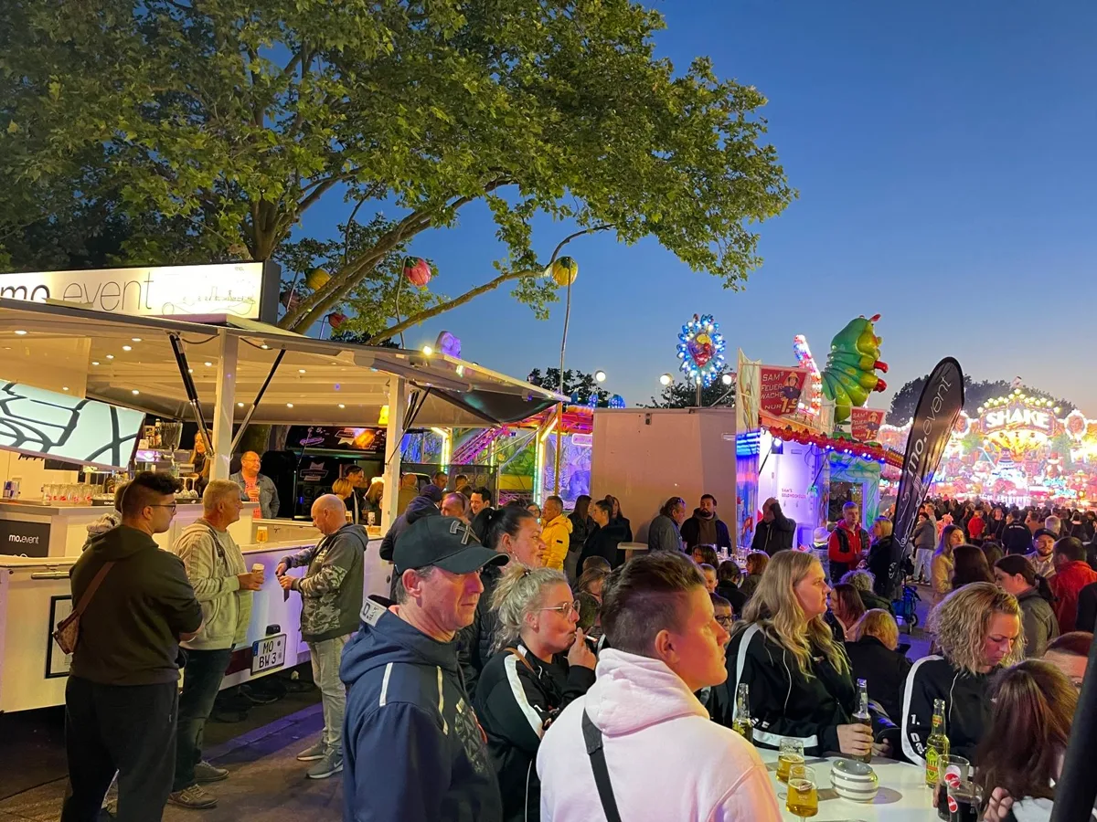mo.event — Kirmes beleuchteter Stand