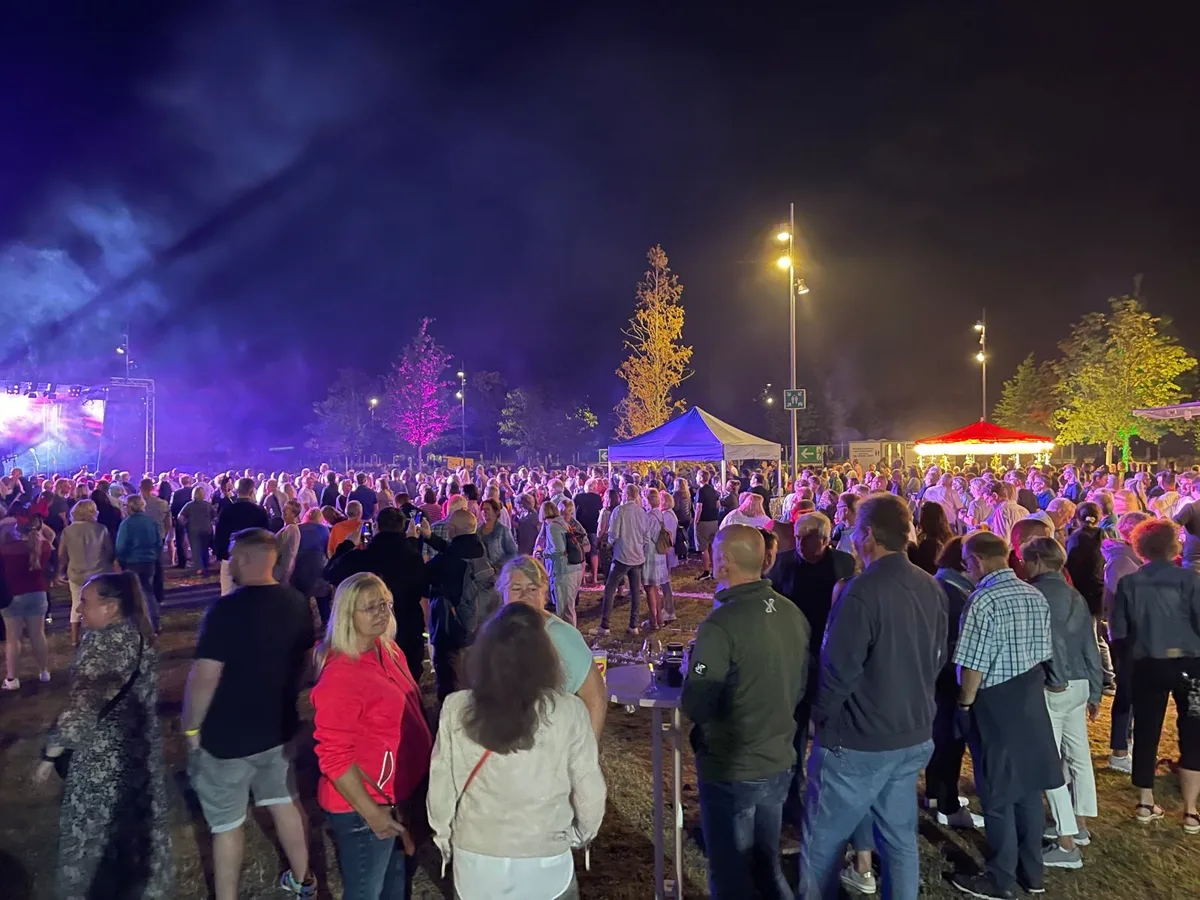 mo.event — Konzert Bühne Nachtaufnahme